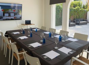 ¿Buscas un espacio para tus reuniones en Sitges? Descubre nuestra sala equipada y funcional - Hotel Sitges