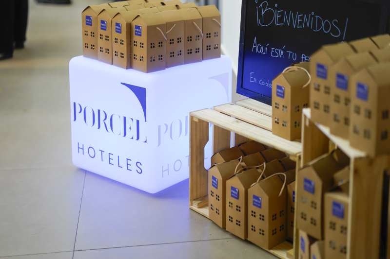 IMAGEN CON LOGO CORPORATIVO EN CUBO LUMINOSO