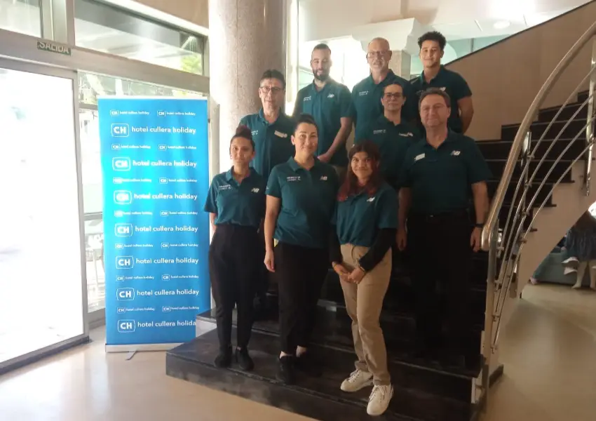 Grupo de personas con uniforme en escaleras del Hotel Cullera Holiday.