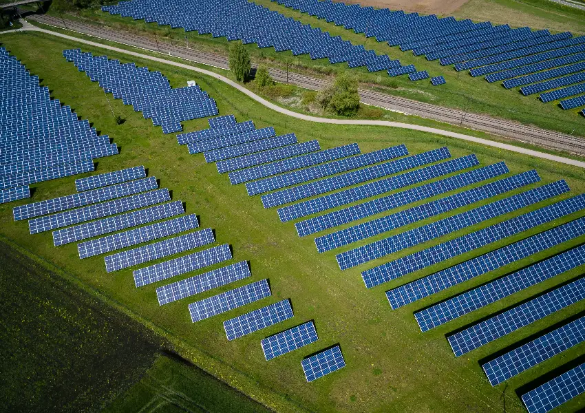 Placas solares en un campo verde vistas desde arriba.