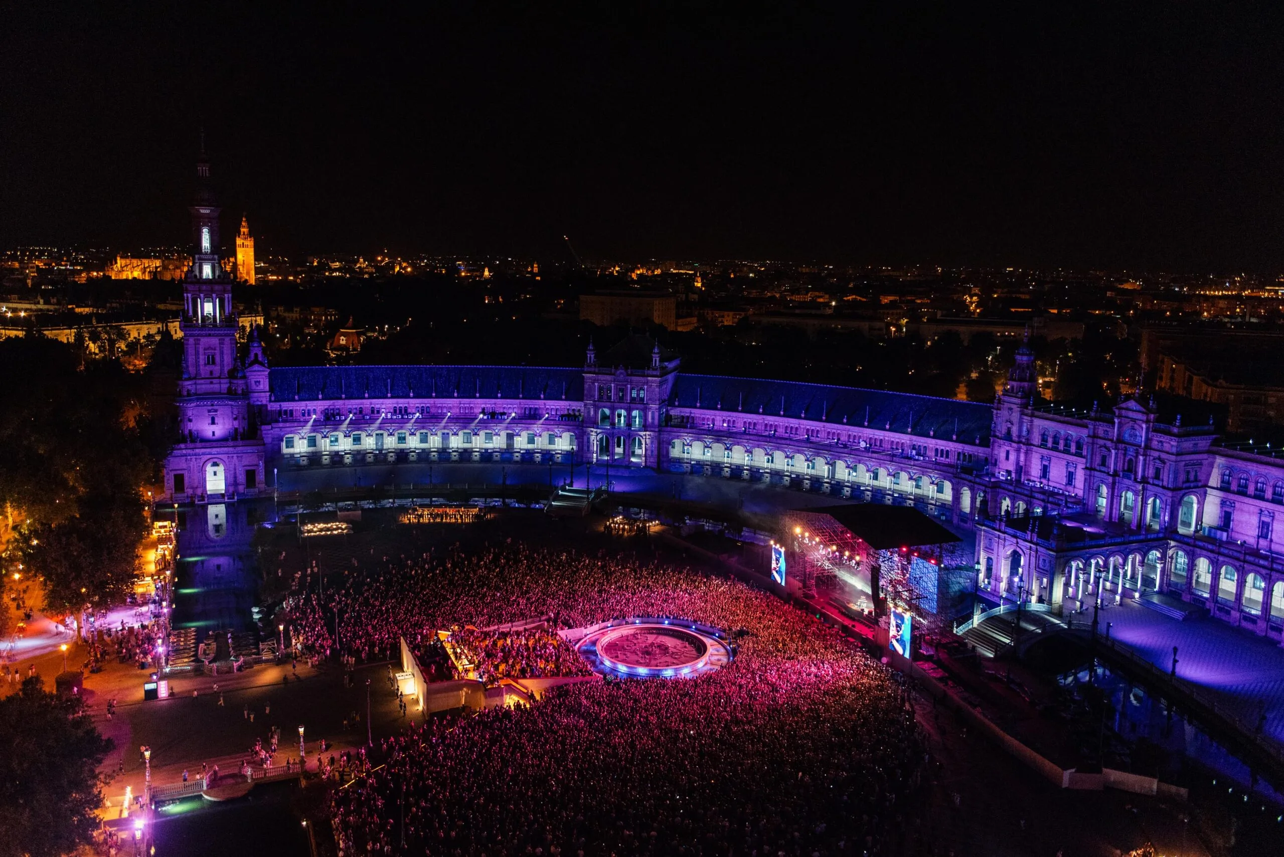 Ic&oacute;nica en Plaza de Espa&ntilde;a: cuando Sevilla se enciende de noche - Hotel Casa 1800