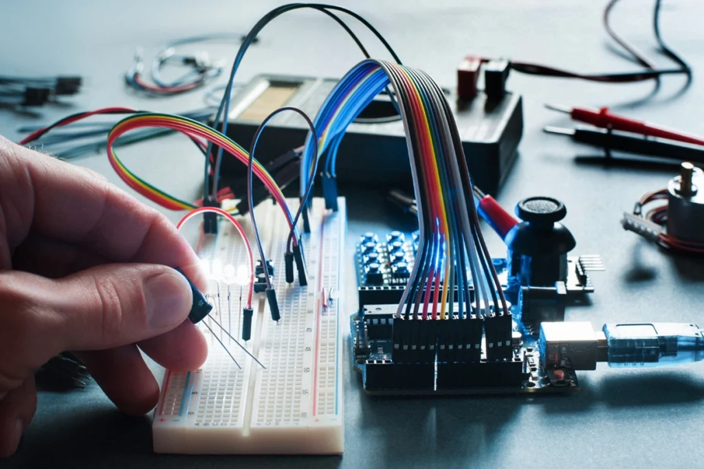 Connection of Arduino on a test board with colored wires.