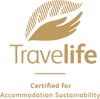 Logo de Travelife con certificaci&oacute;n de sostenibilidad para alojamientos.