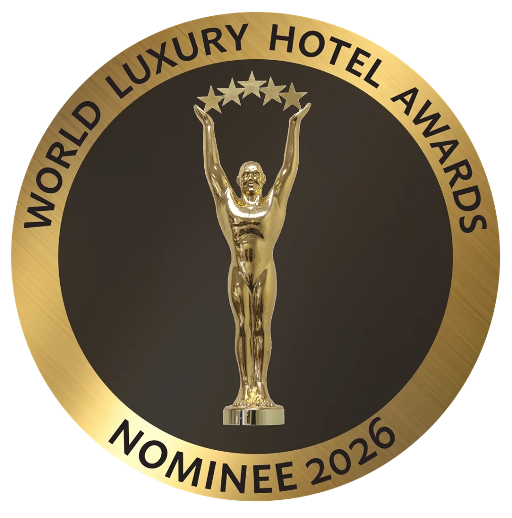 Icono circular de World Luxury Hotel Awards, Nominee 2026, con figura dorada.