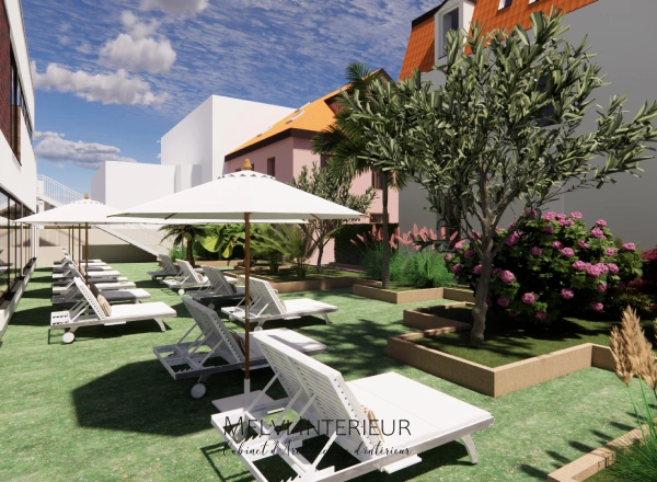 Chaises longues blanches sous des parasols dans un jardin ensoleill&eacute;.