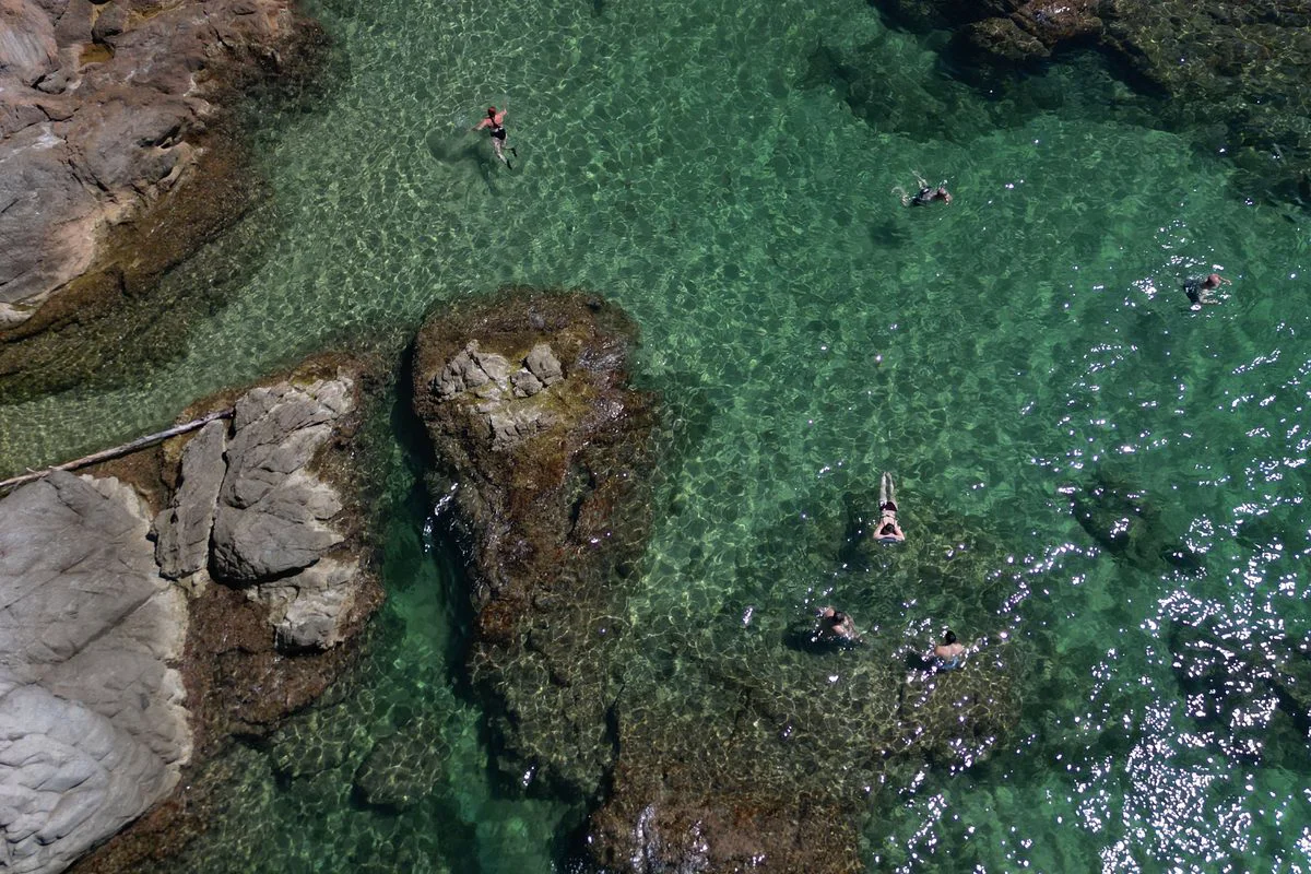 Aguas claras y rocas de la Costa Brava cerca de Tossa de Mar