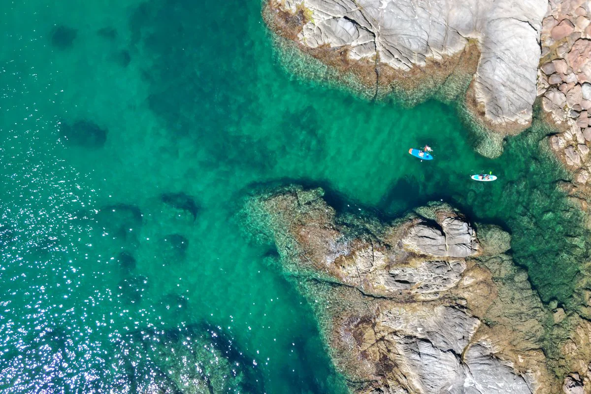 Agua turquesa y rocas en una cala de la Costa Brava