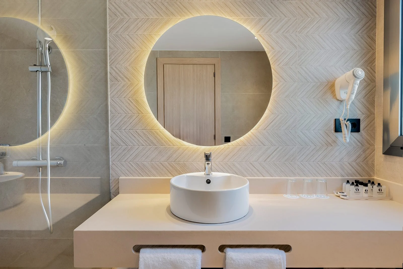 Baño de una habitación del Hotel Miramar con espejo retroiluminado
