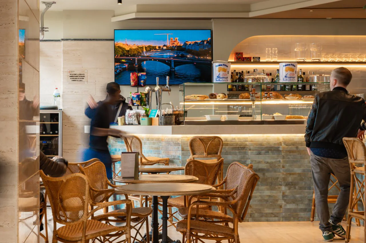 Bar-cafetería del lobby del Hotel Miramar en Lloret de Mar