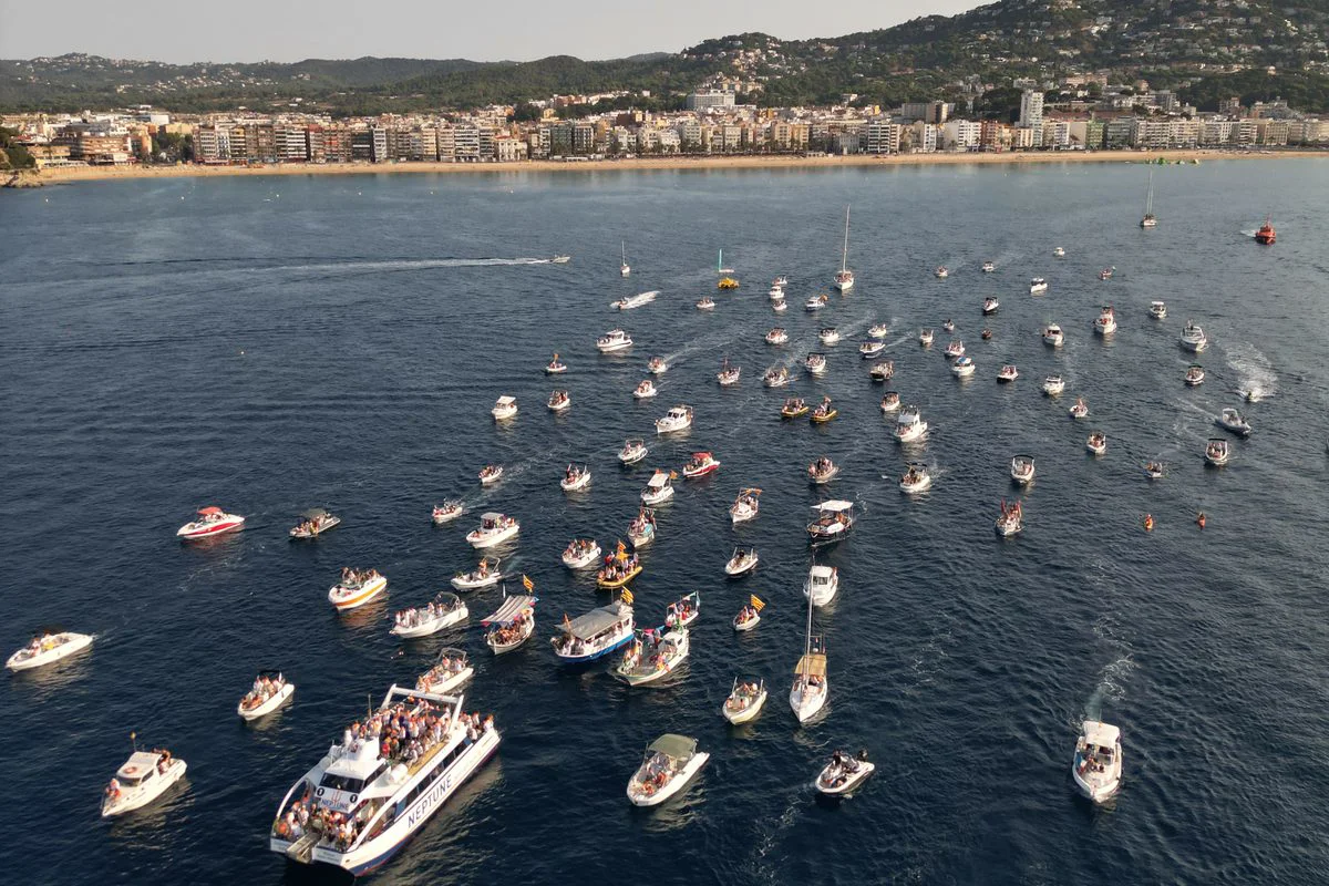 Barcas en la procesión marítima de Santa Cristina frente a la costa de Lloret de Mar
