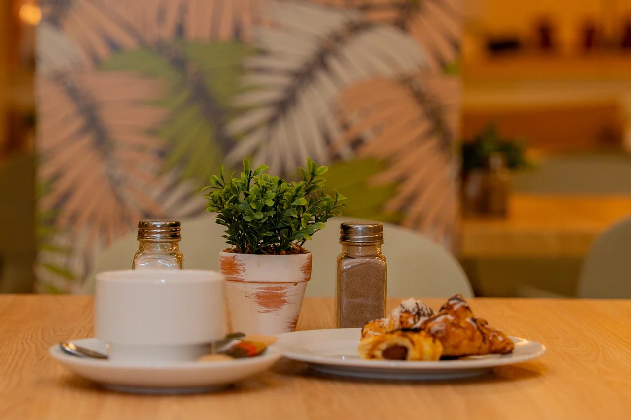 Café y desayuno servidos en una mesa del Hotel Miramar