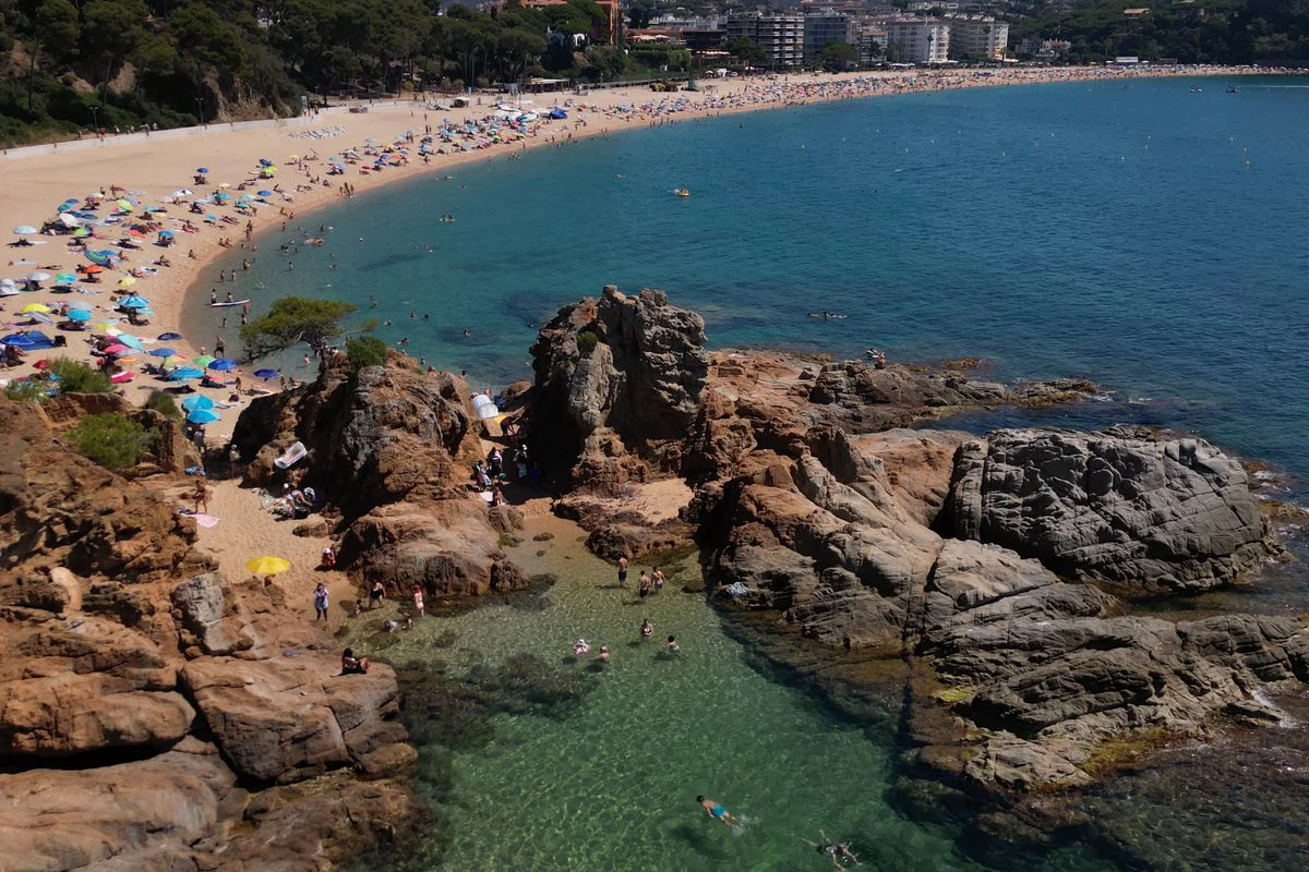 Cala de Lloret de Mar con rocas y agua cristalina de color turquesa