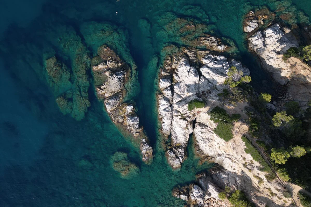 Rocas y calas escondidas a lo largo del camino de ronda de Lloret