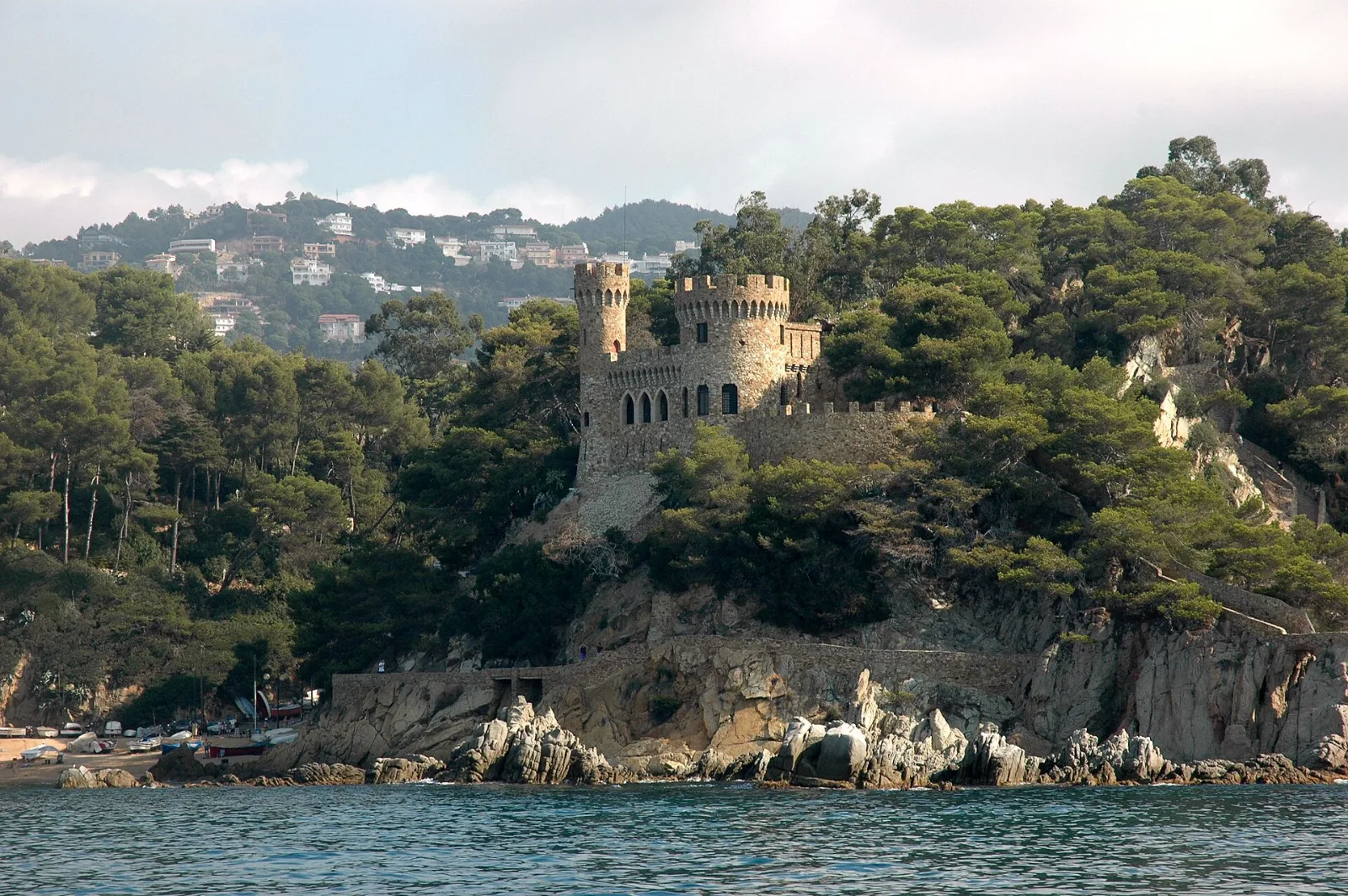 Castell d'en Plaja sobre las rocas al final de la playa de Lloret de Mar