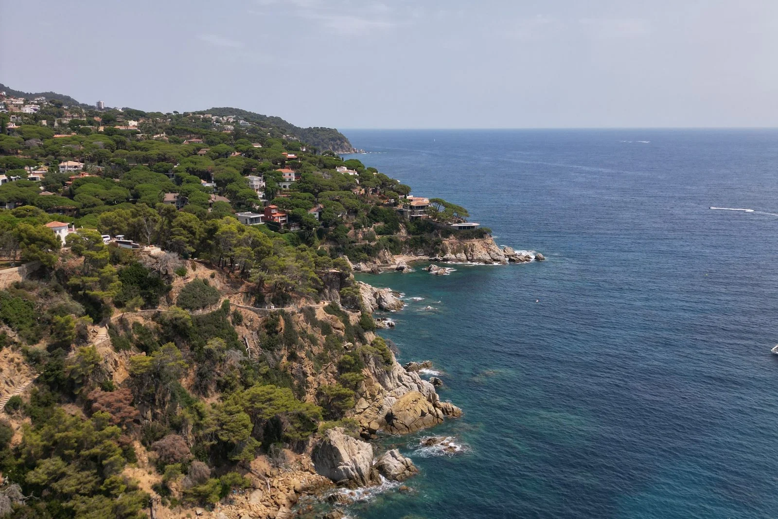 Costa abrupta de la Costa Brava cerca de Lloret vista desde el aire