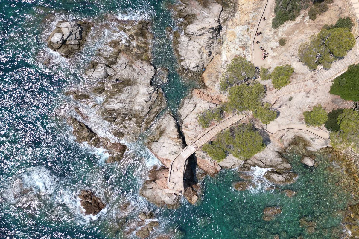 Rocas y mar de la costa de Lloret de Mar vistos desde el aire en otoño