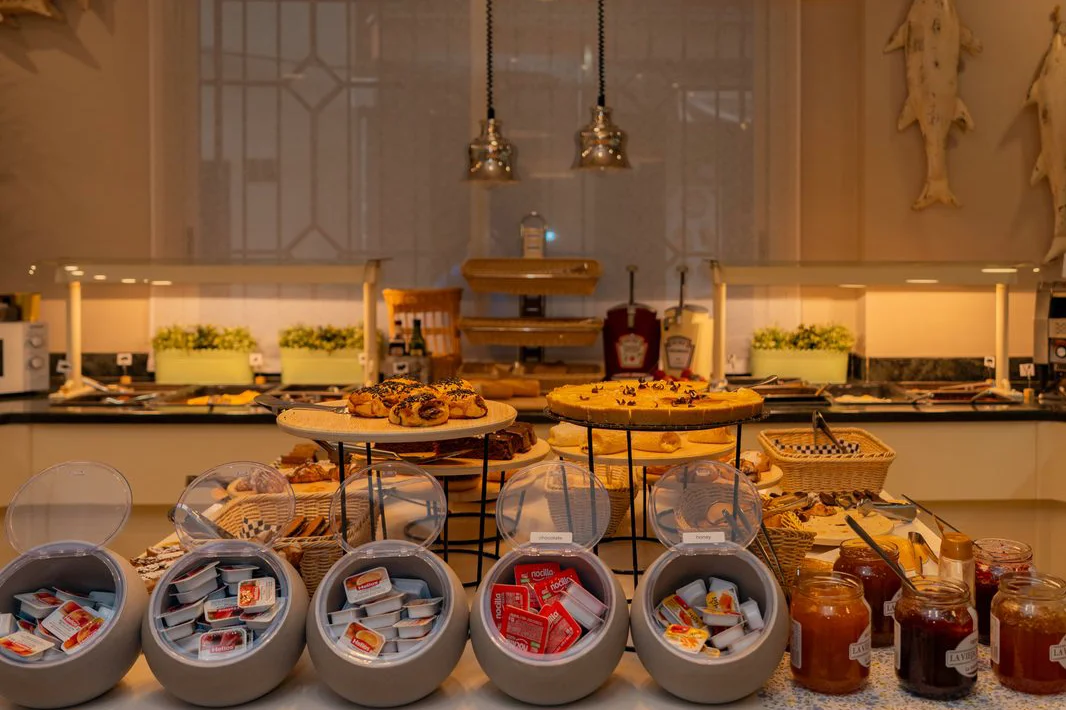 Buffet de desayuno del Hotel Miramar con fruta, boller&iacute;a y zumos