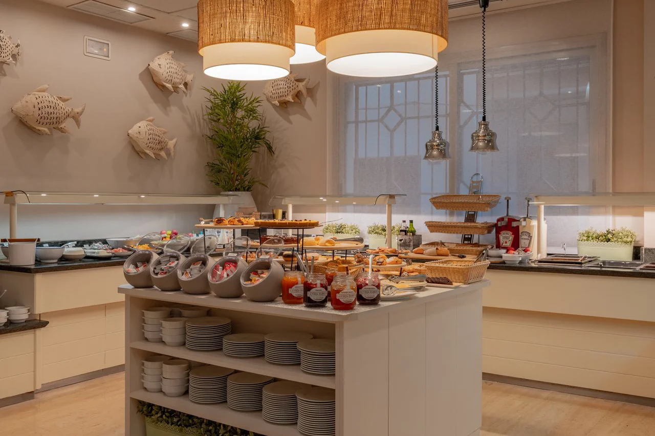 Buffet de desayuno del Hotel Miramar con boller&iacute;a, fruta y zumos