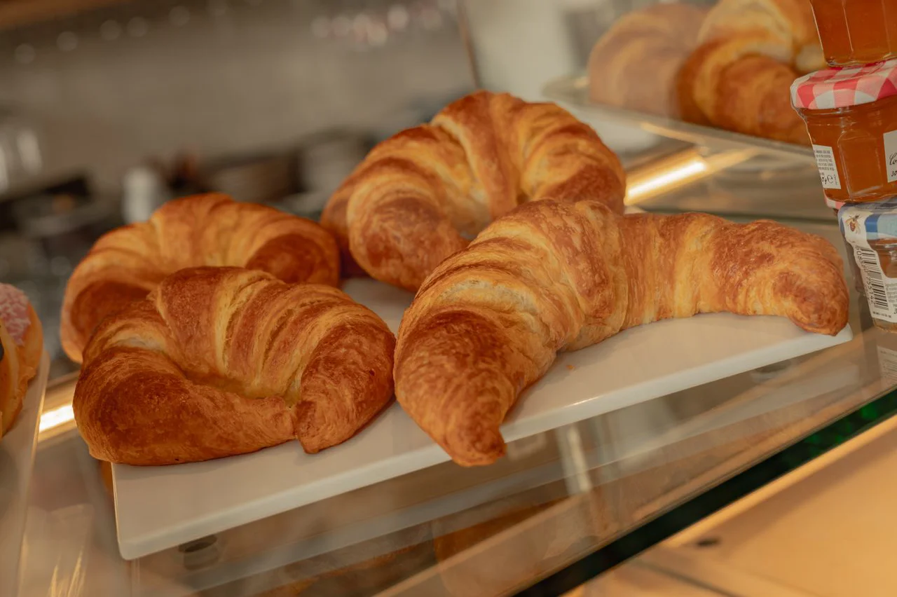 Cruasanes en la vitrina del desayuno buffet del Hotel Miramar