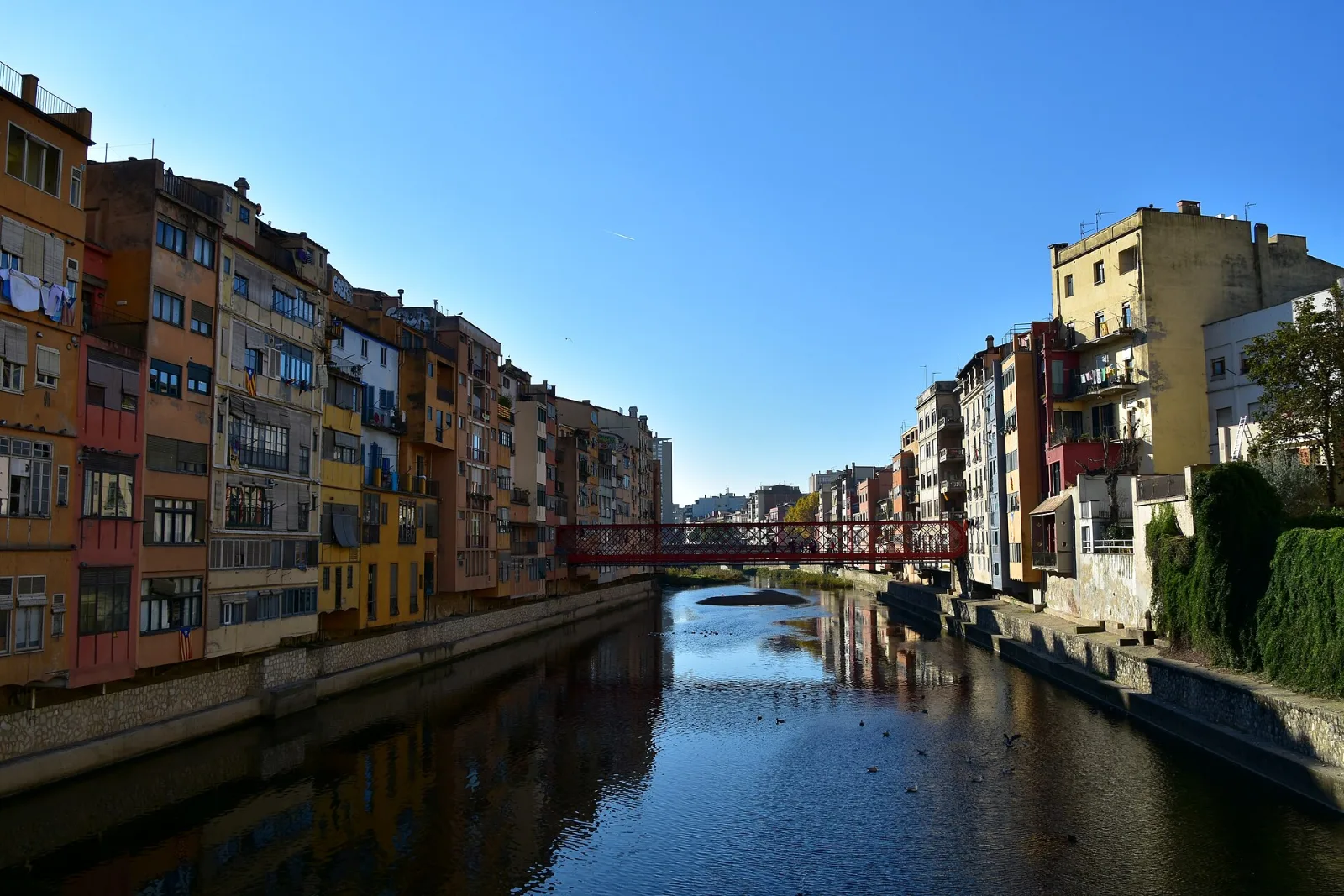 Casas de colores sobre el río Onyar en Girona