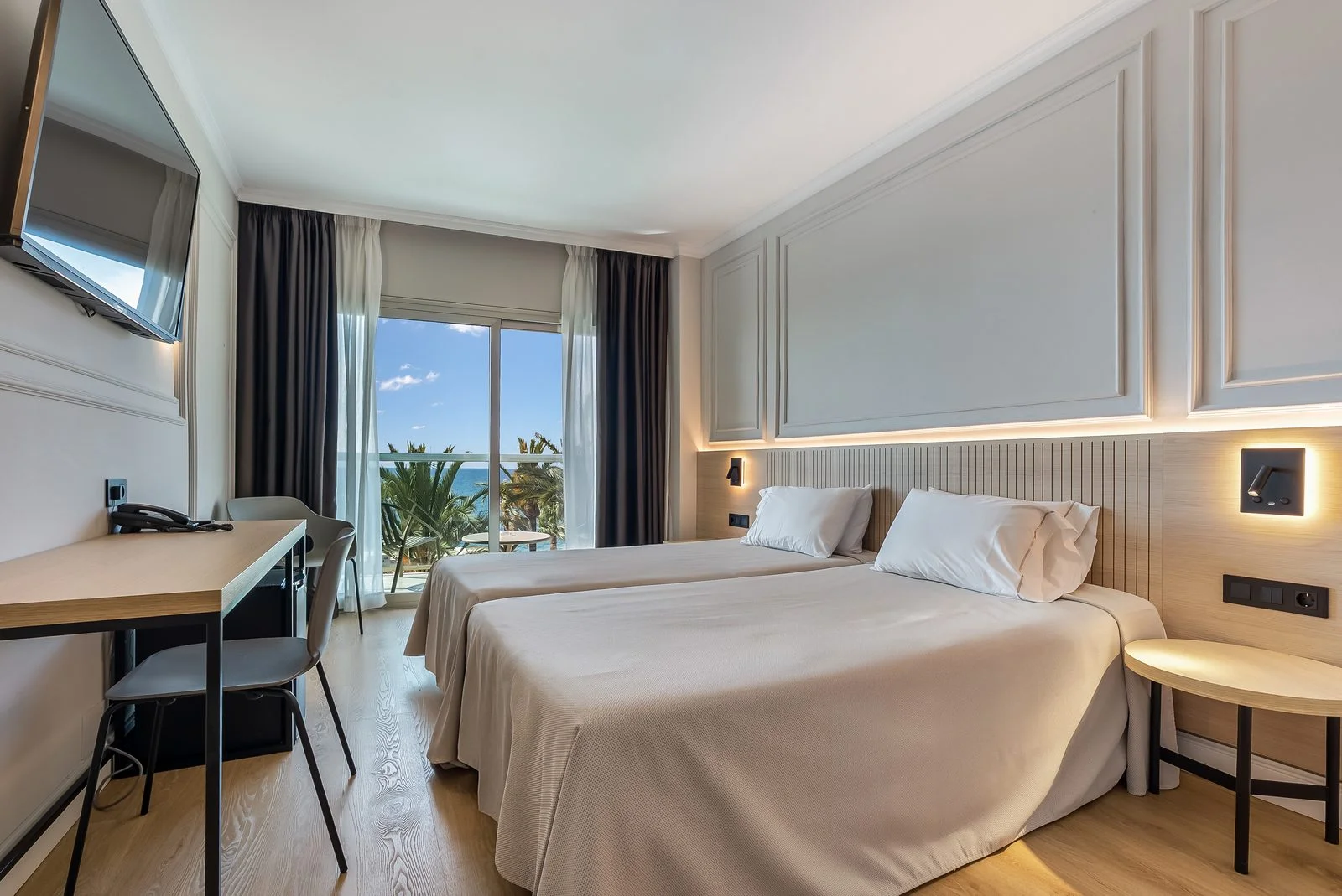 Habitación doble del Hotel Miramar con el mar de Lloret al fondo
