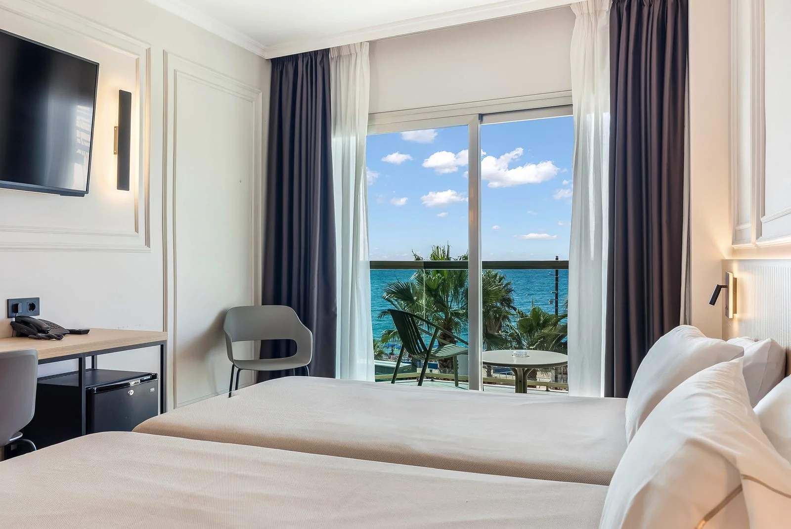 Habitaci&oacute;n Doble Vista Mar del Hotel Miramar con ventanal al Mediterr&aacute;neo