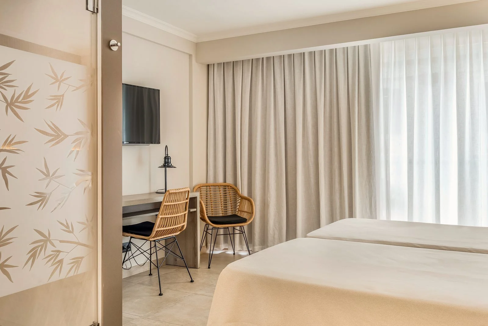 Habitación luminosa de estilo natural en el Hotel Miramar de Lloret de Mar