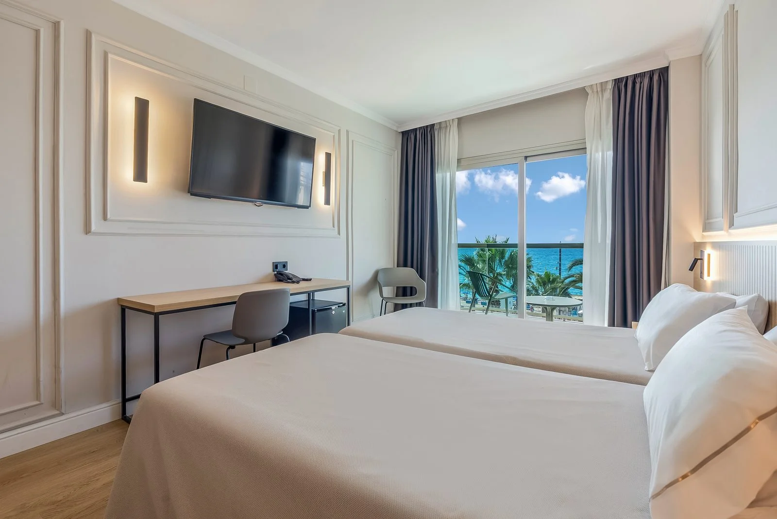 Habitaci&oacute;n con ventanal y vistas al mar en Lloret de Mar