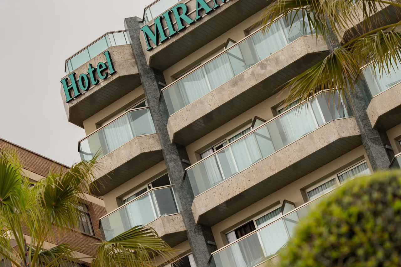 Fachada del Hotel Miramar en el paseo mar&iacute;timo de Lloret de Mar con palmeras