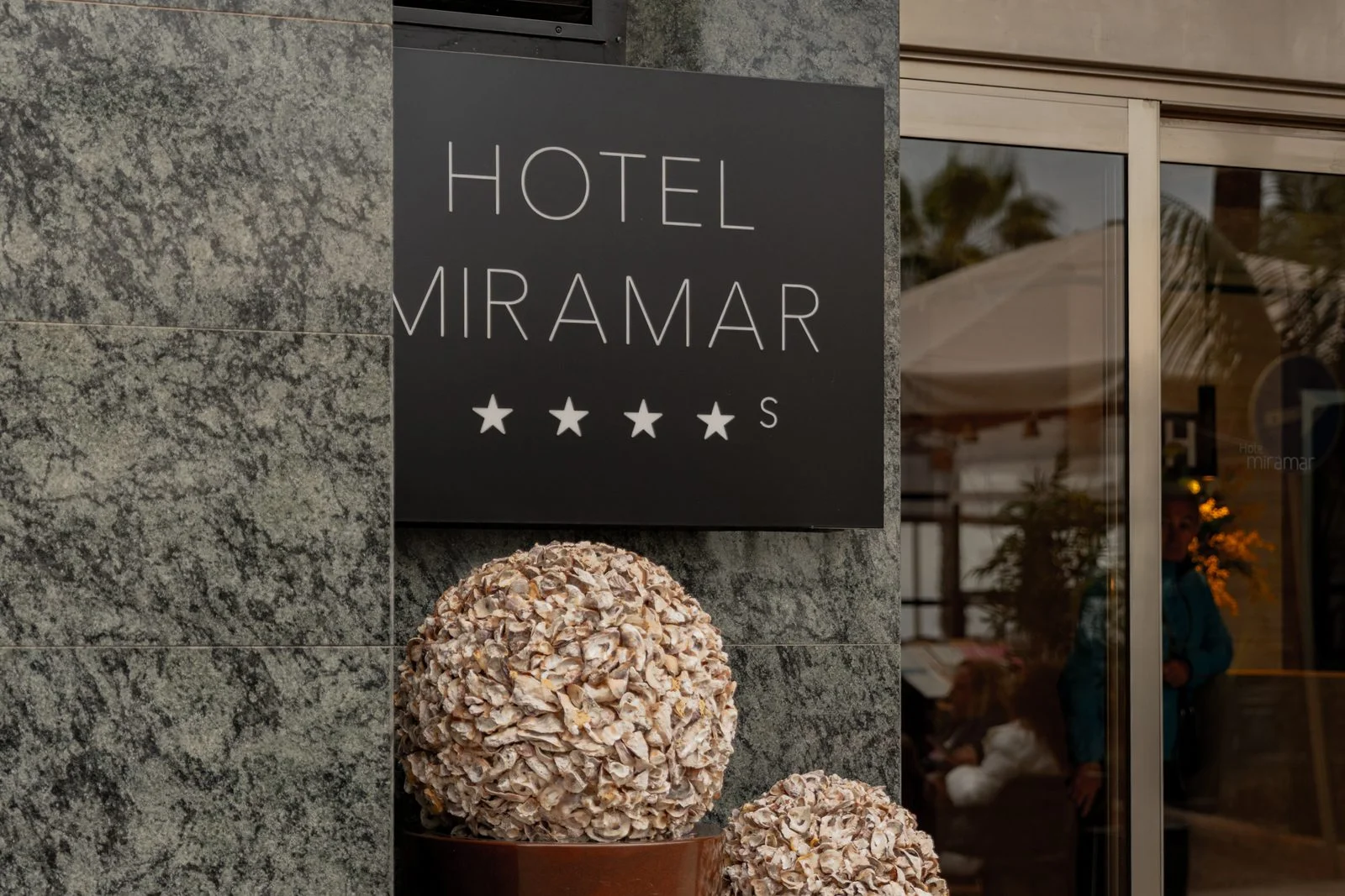Entrada del Hotel Miramar de Lloret de Mar con la placa de cuatro estrellas