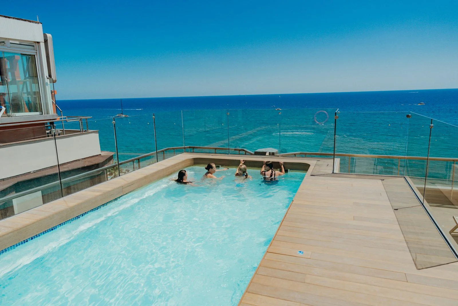Piscina en la azotea del Hotel Miramar con el mar Mediterr&aacute;neo al fondo