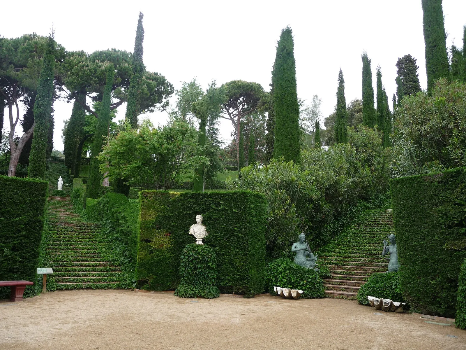 Plaza con setos recortados y pinos en los Jardines de Santa Clotilde