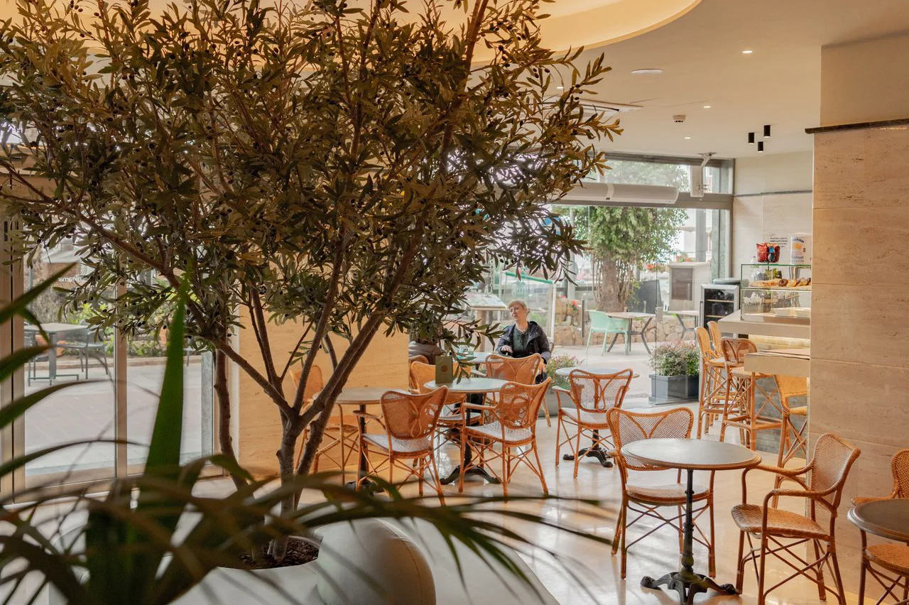 Lobby luminoso del Hotel Miramar en Lloret de Mar
