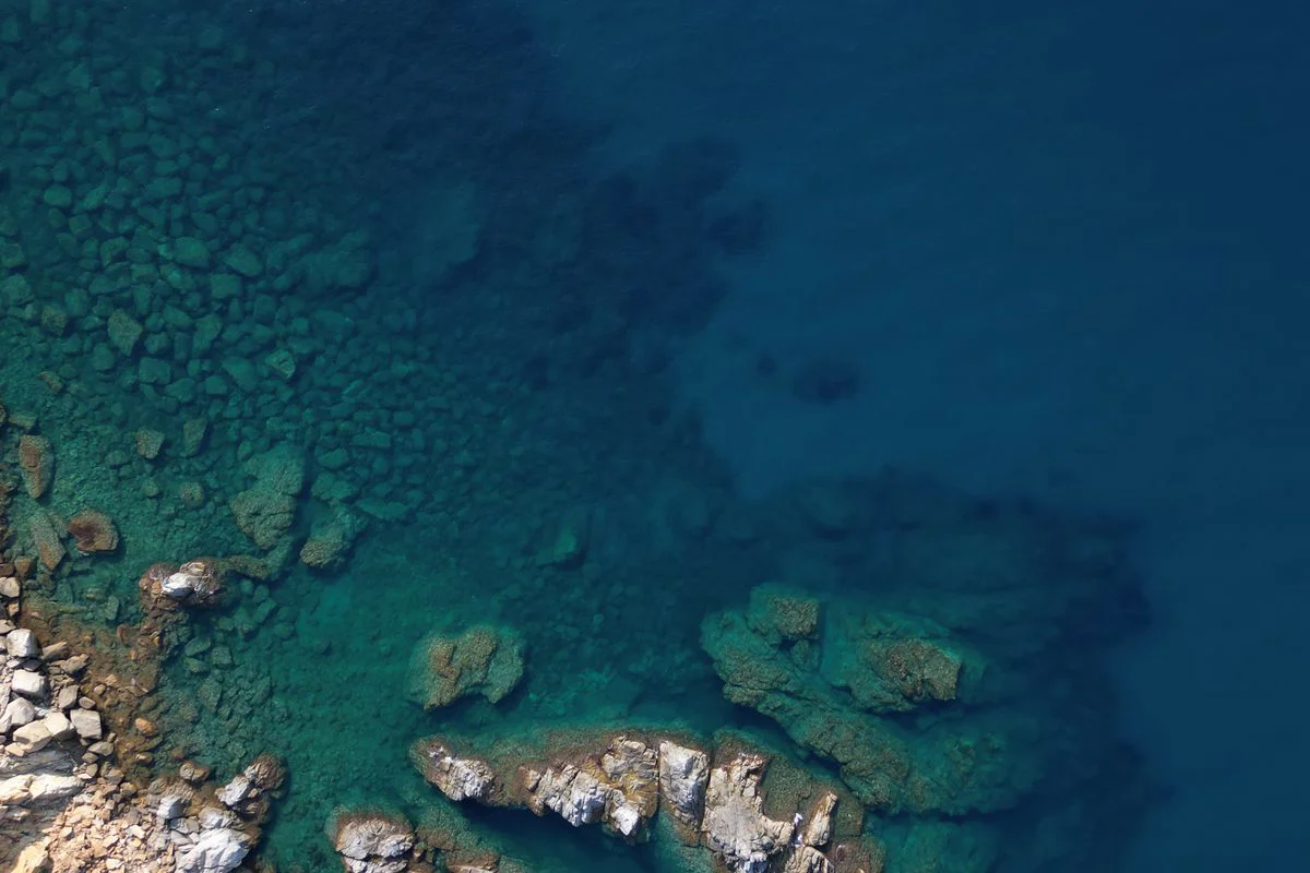 Rocas y mar azul de la Costa Brava vistos desde el aire
