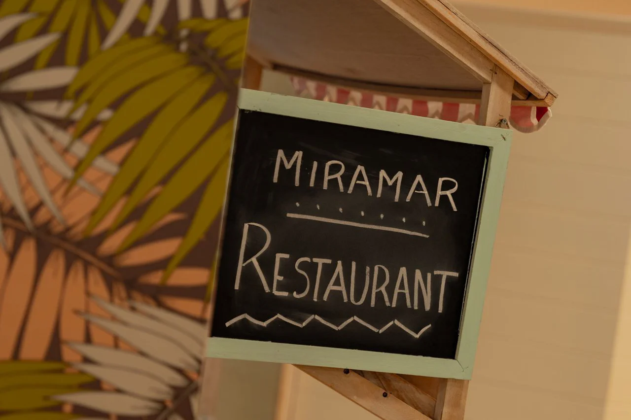 Pizarra con el rótulo Miramar Restaurant en el Hotel Miramar de Lloret de Mar