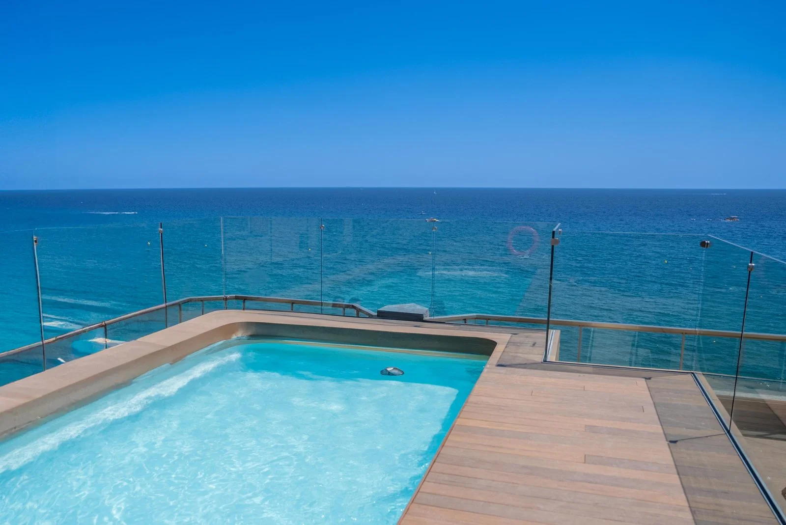 Piscina en la azotea del Hotel Miramar con vistas al mar en Lloret de Mar