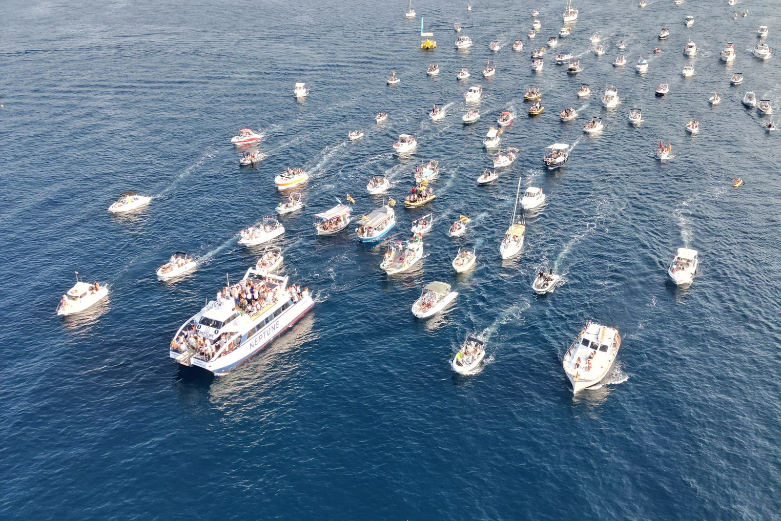 Vista aérea de las barcas en la procesión marítima de Santa Cristina en Lloret de Mar