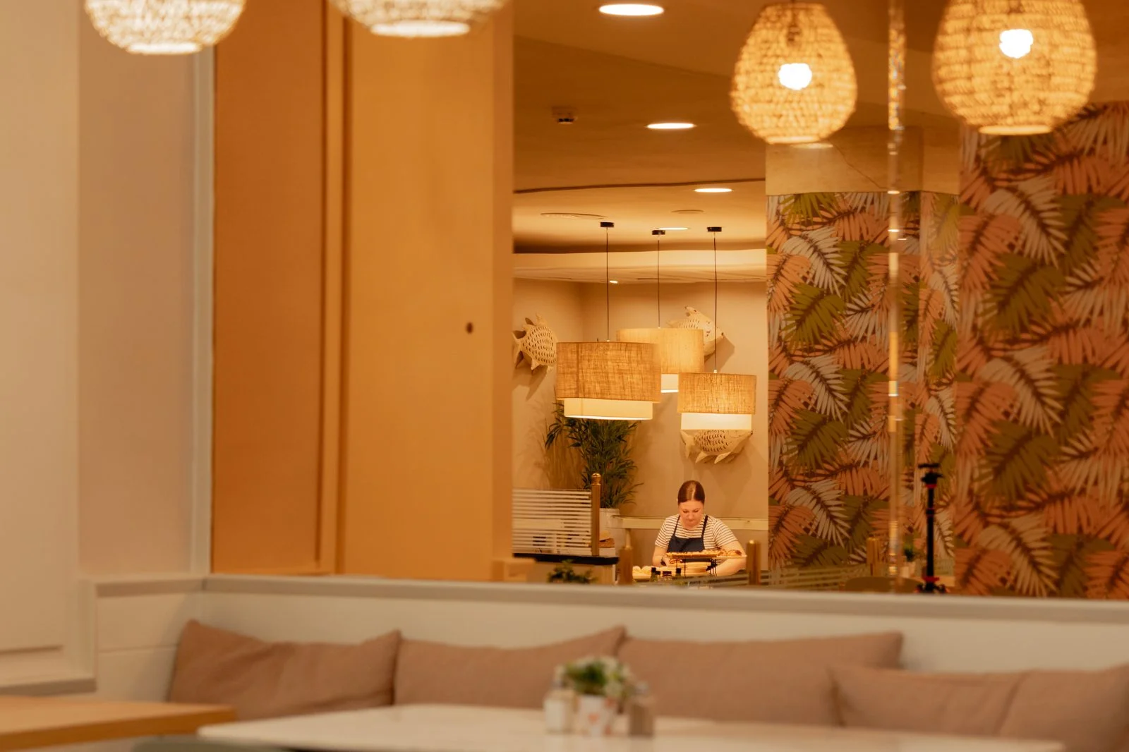 Comedor del restaurante del Hotel Miramar con lámparas de mimbre