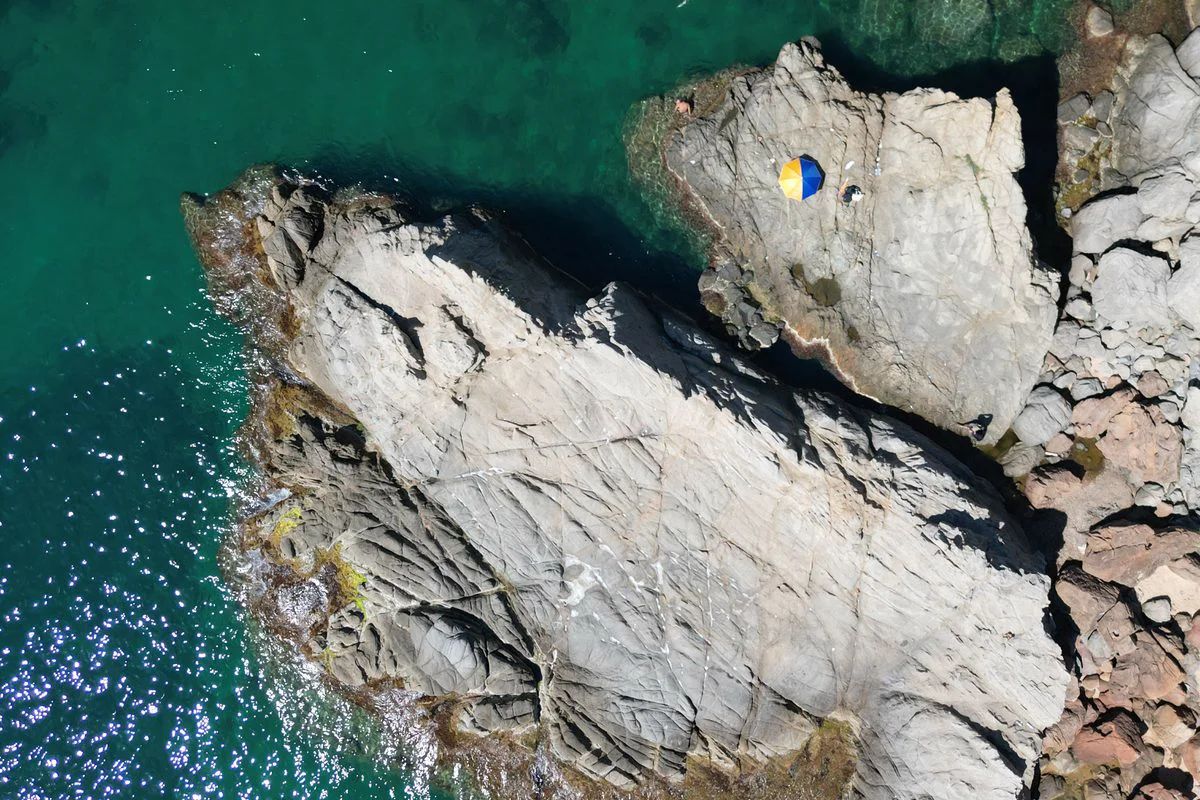Rocas sumergidas y fondo marino visible en una cala de Lloret de Mar