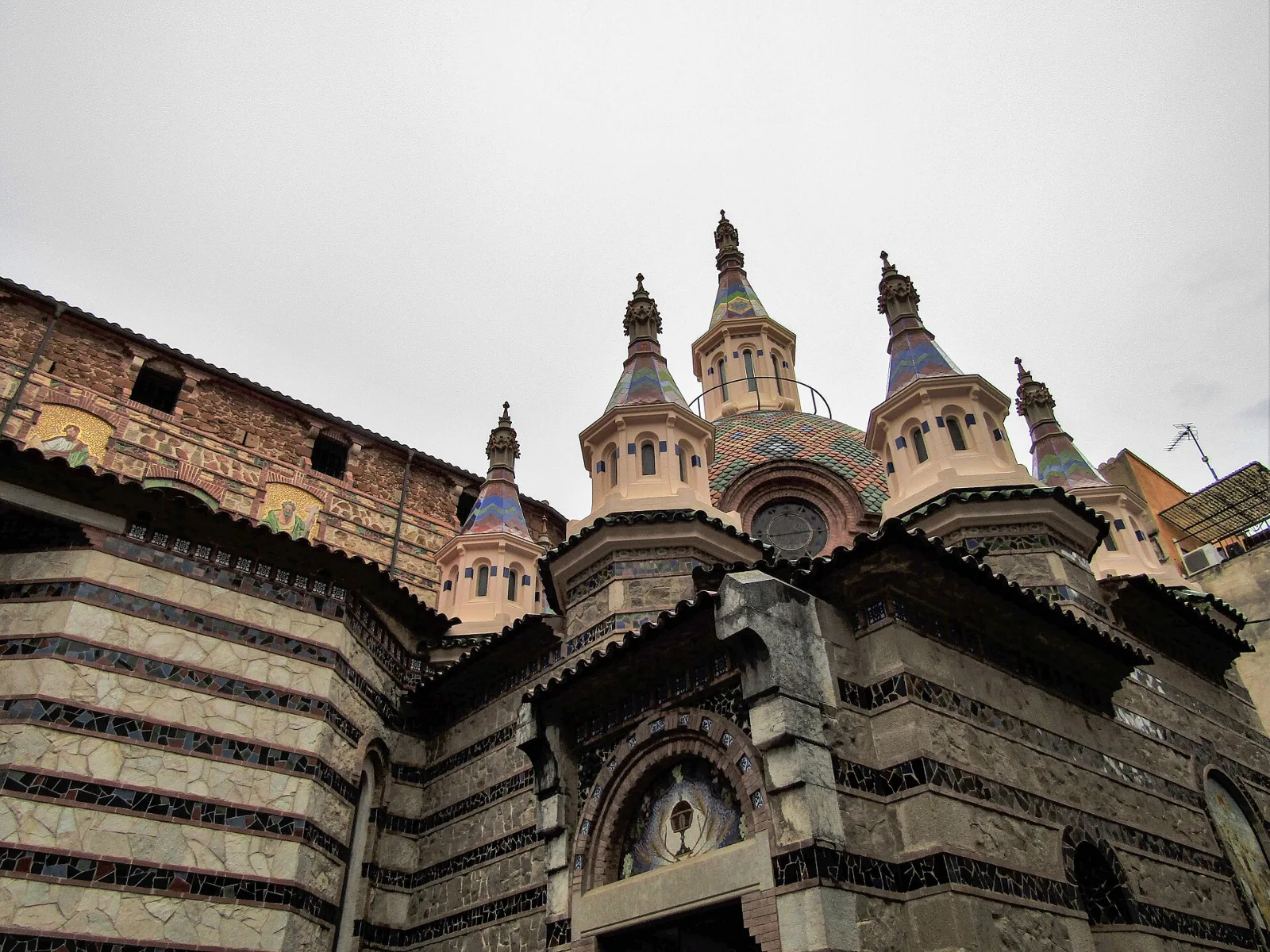 Cúpulas de cerámica de colores de la iglesia de Sant Romà en Lloret de Mar