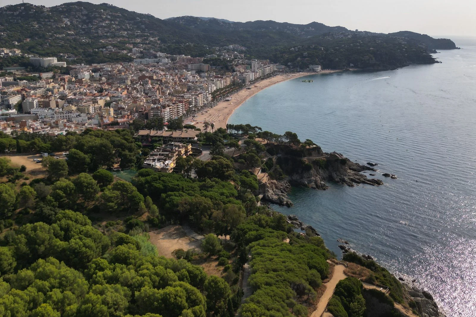 Pinar sobre el mar con caminos en Lloret de Mar