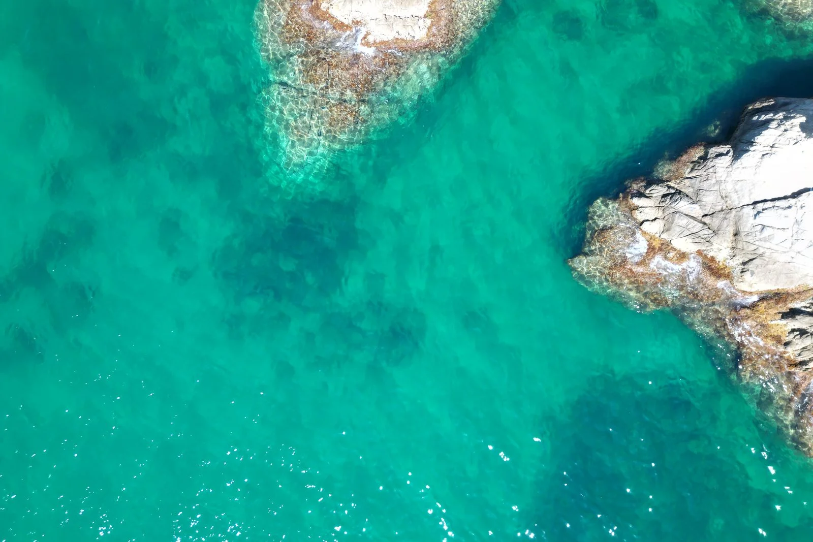 Agua turquesa y rocas de la Costa Brava en Lloret de Mar vistas desde el aire