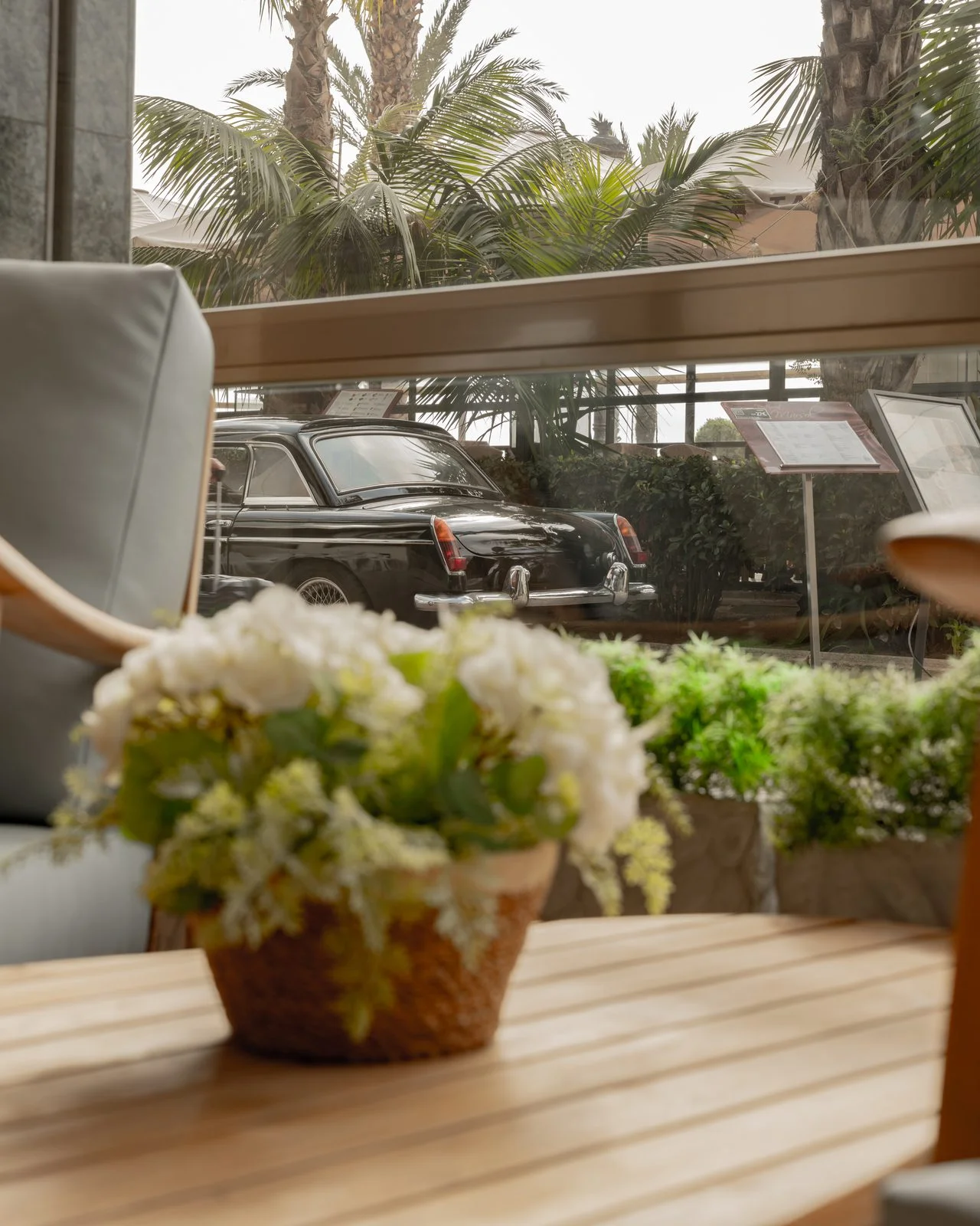 Mesa de terraza con flores frente al paseo marítimo de Lloret