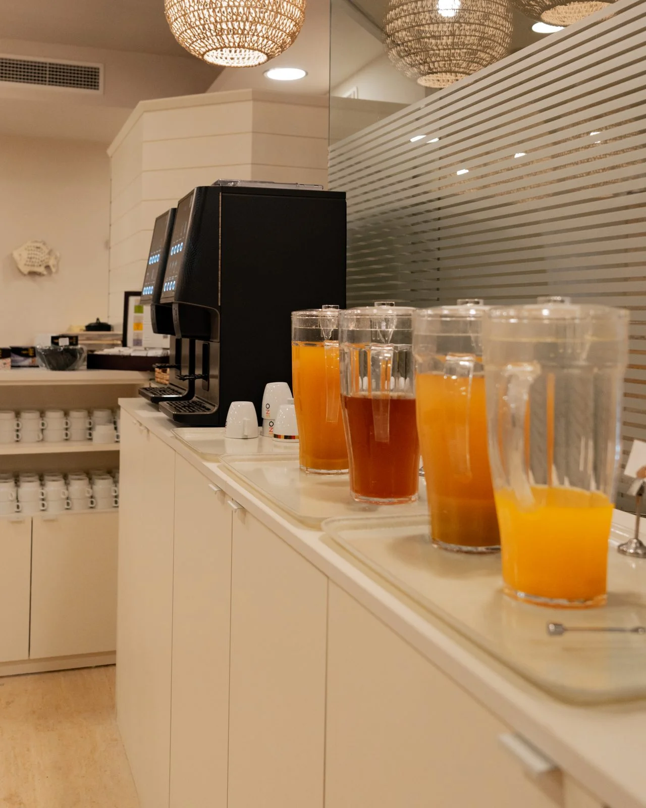 Zumos naturales y café en el desayuno del Hotel Miramar en Lloret de Mar