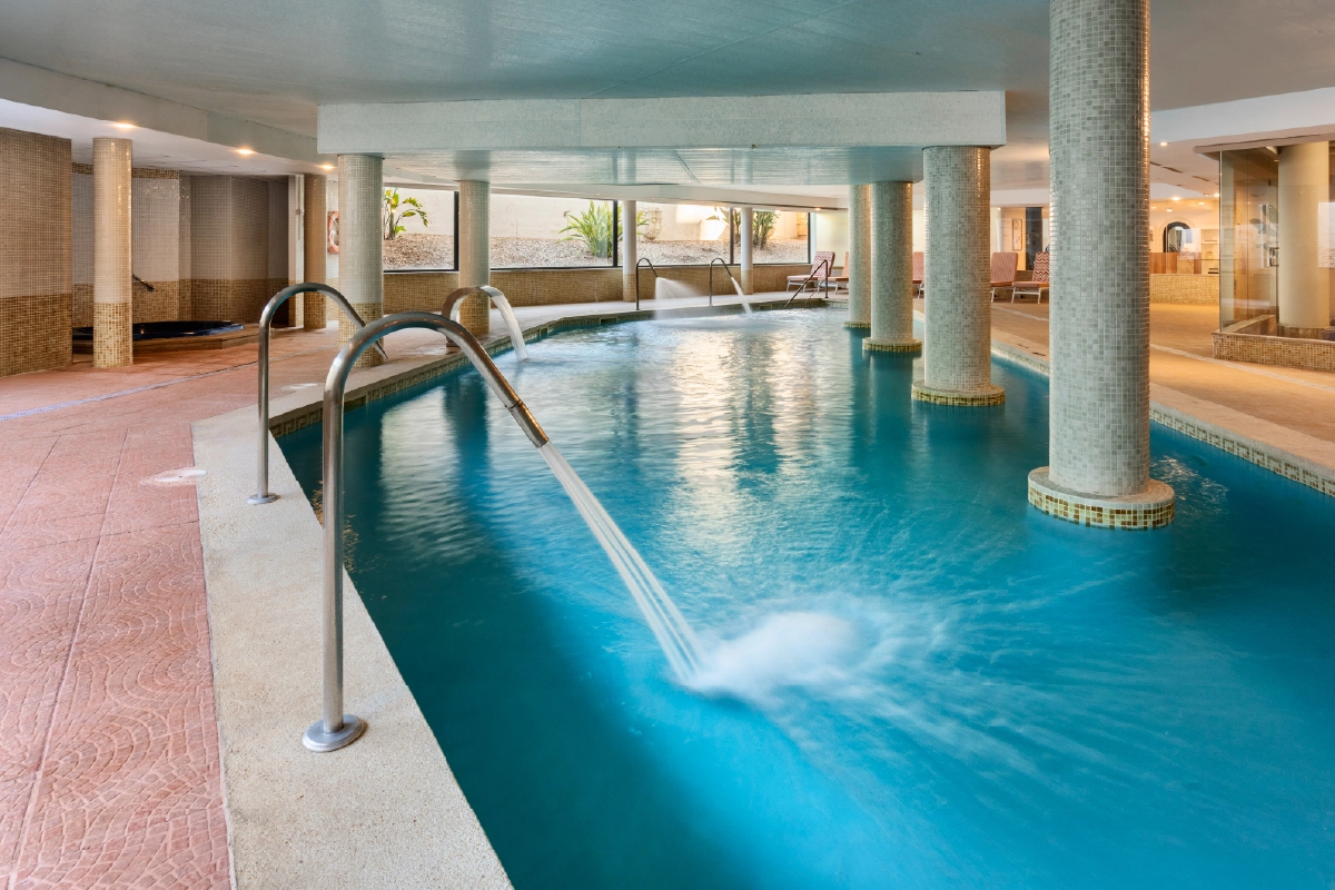 Piscina interior y vacaciones cerca del mar en Garden Hotels & Resorts 