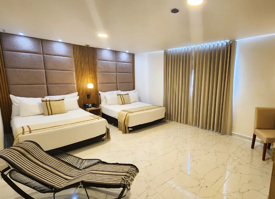 Habitación de hotel moderna con dos camas, cortinas y suelo de mármol.