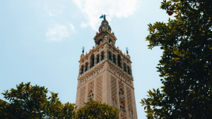 C&oacute;mo llegar a Sevilla desde el Reino Unido: vuelos y consejos de viaje - Hotel B&eacute;cquer