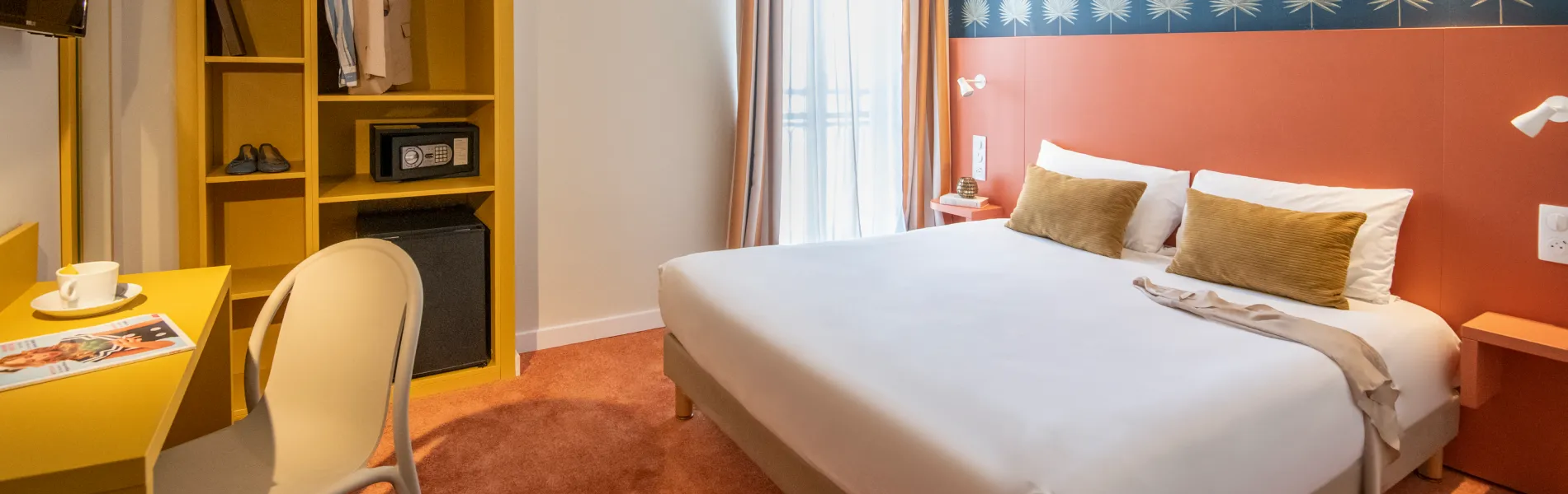 Chambre moderne : lit blanc, coussins beiges et bureau jaune, vue int&eacute;rieure
