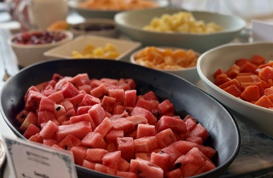Plato con sand&iacute;a en cubos, junto a otros recipientes de frutas.