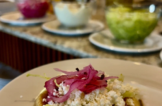 Plato con ensalada de couscous y cebolla morada encurtida, primer plano.